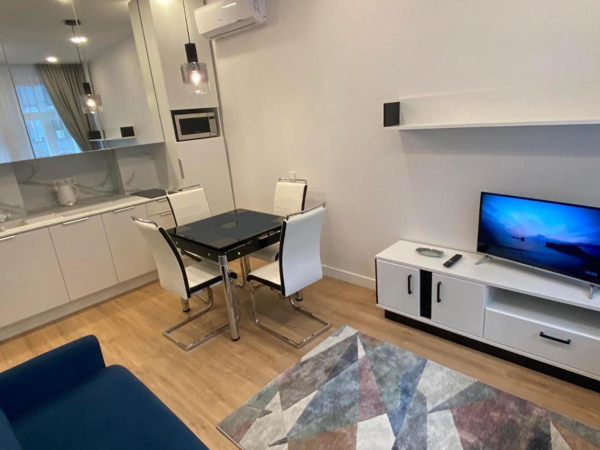 Moder Chic Apartment In Center-Prime Rentals คอนัส ภายนอก รูปภาพ