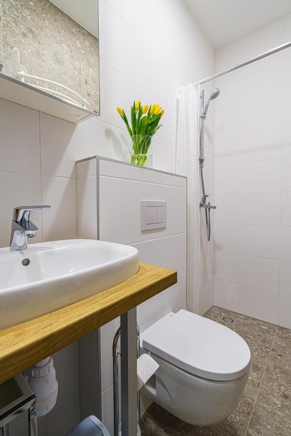 Moder Chic Apartment In Center-Prime Rentals คอนัส ภายนอก รูปภาพ