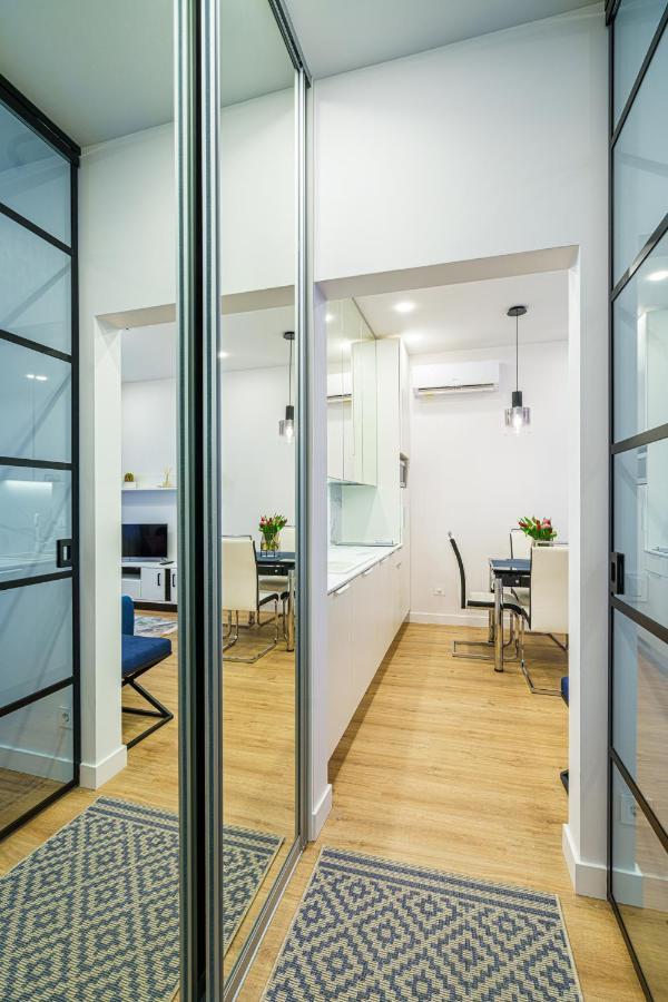 Moder Chic Apartment In Center-Prime Rentals คอนัส ภายนอก รูปภาพ